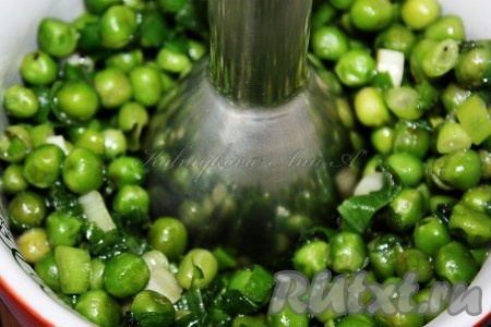 Измельчить получившуюся массу погружным блендером до состояния пюре, добавить по вкусу соль и специи.
