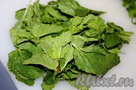 Листья мяты снять с веточек, нарезать произвольно.
