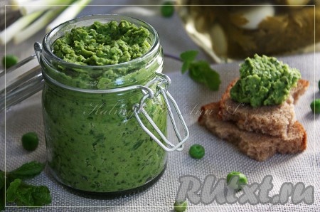 Подавать пряное пюре, приготовленного из замороженного зеленого горошка, в теплом или холодном виде.
