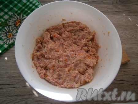 Тщательно вымешать фарш.
