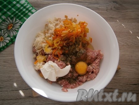 Батон замочить в воде или молоке, отжать. К фаршу добавить батон, сырое яйцо, соль, специи, черный молотый перец, 50 грамм сметаны и 1/3 часть лука, обжаренного с морковью.
