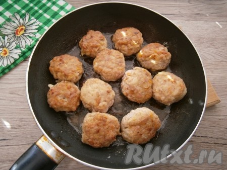 Обжарить тефтели на оставшемся растительном масле на среднем огне до румяности со всех сторон.
