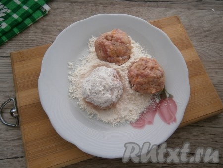 Из фарша сформировать тефтели небольшого размера, обвалять их в муке.
