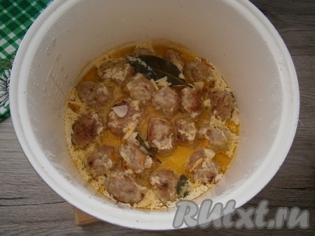 Минут за 10 до окончания тушения добавить нарезанный чеснок.
