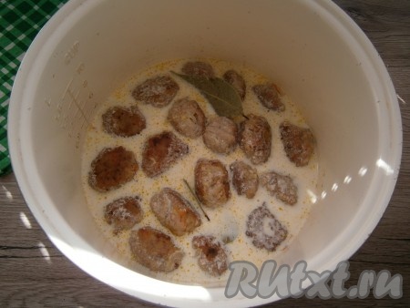 Приготовленным сметанным соусом залить тефтели, добавить в чашу лавровые листья, выставить режим мультиварки "Тушение" на 40 минут, крышку мультиварки закрыть.
