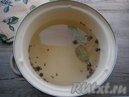 Приготовить маринад: вскипятить 1 литр воды, добавить соль, сахар, зерна кориандра, лавровые листья и душистый перец, проварить минуты 3 с момента закипания на небольшом огне.

