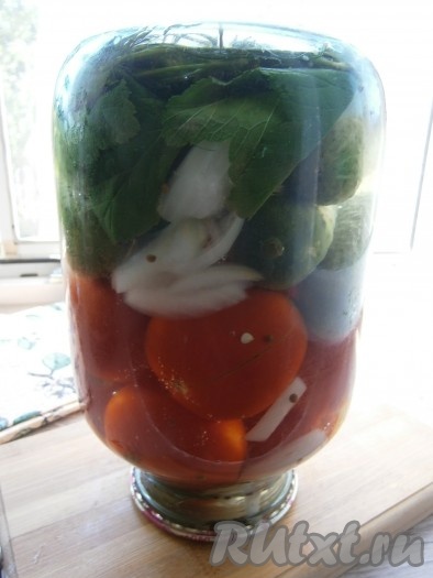 Банку сразу же закатать прокипяченной крышкой, перевернуть и укутать до полного остывания.
