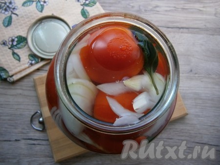 Залить овощи крутым кипятком, накрыть крышкой и оставить на 15 минут. Затем воду из банки вылить в раковину, снова залить кипятком и, накрыв крышкой, оставить на 5 минут.
