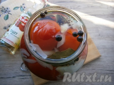 Снова слить воду из банки в раковину, влить яблочный уксус в банку и следом залить овощи кипящим маринадом.
