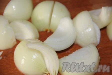 Лук разрезаем на четыре части.