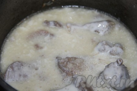 Через 2 часа достаём наш казан из духовки. Лук вынимаем, он нам больше не понадобится. В миске смешиваем муку, горчицу и сливки. Добавляем эту смесь к нашему мясу, хорошо перемешиваем. Закрываем казан крышкой и отправляем в духовку еще на 30 минут.