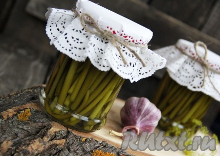 Хранить банки нужно в прохладном месте, можно в кладовке. Маринованные чесночные стрелки, приготовленные по этому рецепту, - отличная закуска для коротких зимних деньков. Стрелочки получаются аппетитными и очень вкусными, попробуйте!