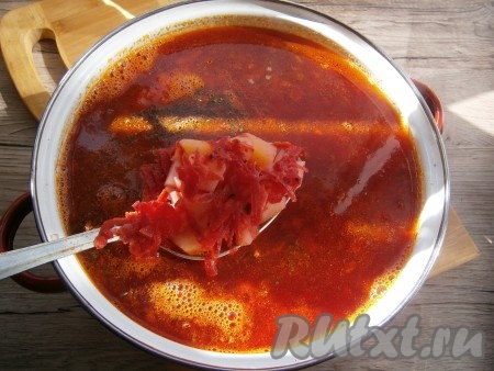 Когда картофель будет готов, выложить в кастрюлю томатно-свекольную заправку, добавить специи. Свекольник перемешать, дать ему провариться еще около 7-10 минут на слабом огне.
