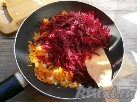 Обжарить лук с морковью до мягкости (3-4 минуты), иногда помешивая, после чего добавить к ним натертую на крупной терке свеклу. Сверху ее посолить, посыпать сахаром и сбрызнуть уксусом.
