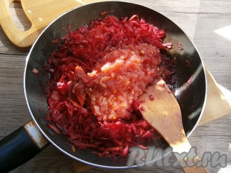 В сковороду добавить томатное пюре и томатную пасту.