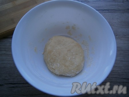 Замесить мягкое тесто, вымешивать его не нужно.&nbsp;
