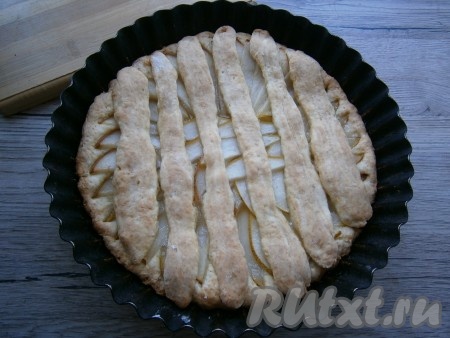 Выпекать песочный пирог с грушами в предварительно разогретой до 180-190 градусов духовке 25-30 минут.
