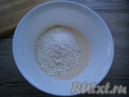 Снова перемешать массу венчиком, всыпать муку с разрыхлителем.
