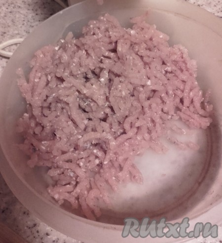 Срезанное филе рыбы пропустить дважды через мясорубку.
