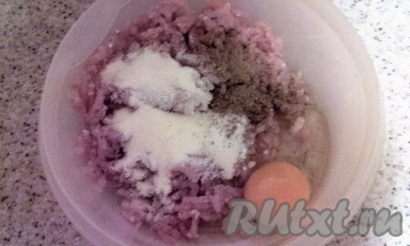 К рыбному филе добавить яйцо, манную крупу, соль, чёрный молотый перец и специи для рыбы. Вымесить фарш для фрикаделек. Убрать фарш на 30 минут в холодильник.
