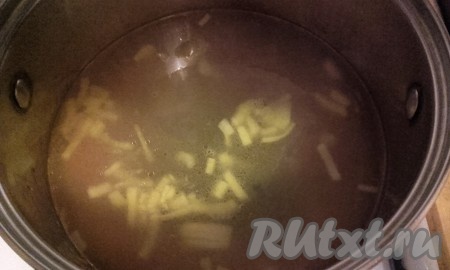 К обжаренным овощам добавить процеженный рыбный бульон. Довести до кипения.
