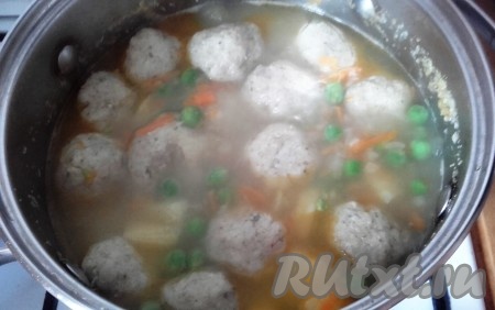 Когда картофель будет почти готов, добавить зеленый горошек.
