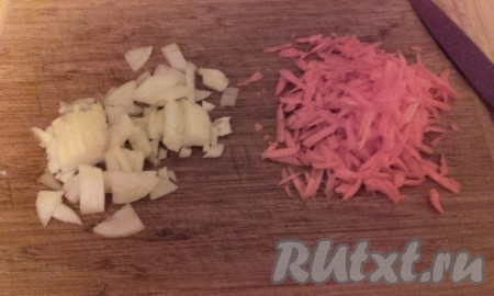 Морковь вымыть, очистить, натереть на крупной терке.&nbsp;Оставшуюся луковицу очистить, мелко нарезать.
