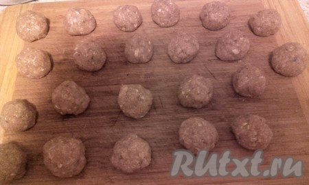 Из рыбного фарша мокрыми руками сформировать фрикадельки.
