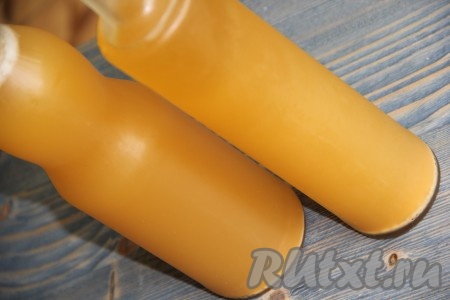 Затем процедить квас и разлить по бутылкам. Плотно закрыть крышками и поставить в холодильник на пару часов.