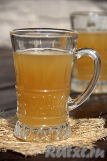 Как только охладится, можно пробовать. Домашний квас, приготовленный на кофе и дрожжах с лимонной кислотой, получается в меру сладким, вкусным, с характерным карамельным цветом. Чем больше квас будет стоять в холодильнике, тем более газированным он будет становиться.