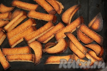 Поставить противень с хлебом в разогретую до 180 градусов духовку и подсушить, периодически открывая духовку и помешивая, до золотистого цвета. Можно даже немного передержать, в таком случае квас будет более тёмного цвета. Я держу сухари в духовке минут 15 при верхнем и нижнем нагреве.