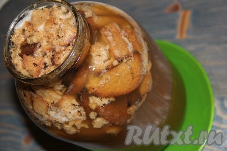 Всыпать дрожжи и лимонную кислоту в банку, добавить изюм. Изюм можно предварительно не обдавать кипятком, а просто обмыть водой. Поставить трёхлитровую банку с квасом на тарелку и оставить в тёплом месте на 3 часа.