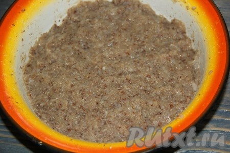 Тщательно перемешать курино-гречневый фарш, он должен получиться мягким, не рассыпчатым. Если масса получилась рассыпчатой, можно добавить 1-2 столовые ложки молока.