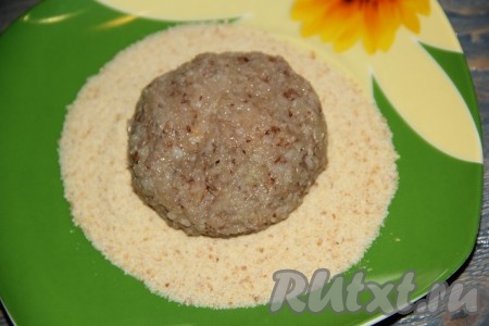 Получившийся фарш зрительно разделить на равные части (я разделила на 8 частей). Из каждой части фарша сформировать круглую или продолговатую&nbsp;котлету. На плоскую тарелку насыпать панировочные сухарики (или муку). Каждую котлеты обвалять со всех сторон в панировочных сухарях (или в муке).