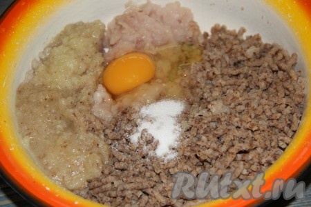 Пропустить через мясорубку вареную гречку, филе, лук и чеснок, добавить соль, специи и сырое яйцо.
