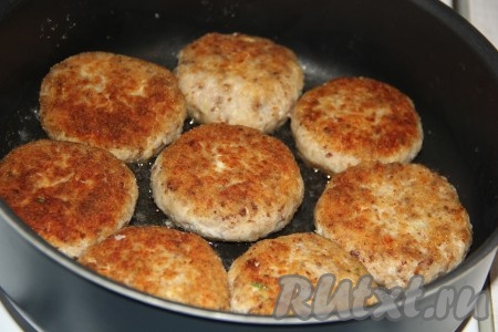Жарить котлеты на среднем огне до золотистого цвета с двух сторон.