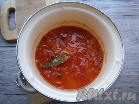 Все перемешать и поставить кастрюлю на огонь, довести до кипения. Варить соус на небольшом огне, периодически помешивая, 7-8 минут с момента закипания. В конце влить уксус.
