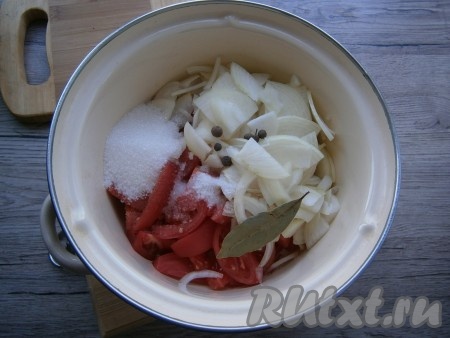 Добавить к ним нарезанный тонкими четвертинами или полукружочками репчатый лук, перец душистый горошком, лавровый лист, гвоздику, влить растительное масло, всыпать соль и сахар.
