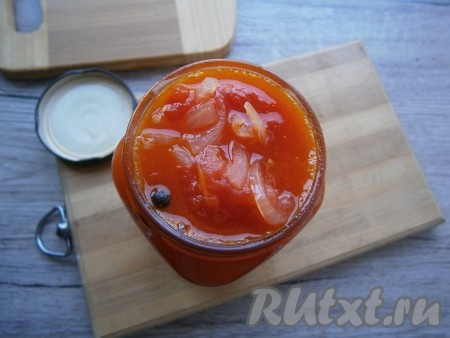 Выложить соус в простерилизованную баночку, накрыть прокипяченной крышкой, закрутить.