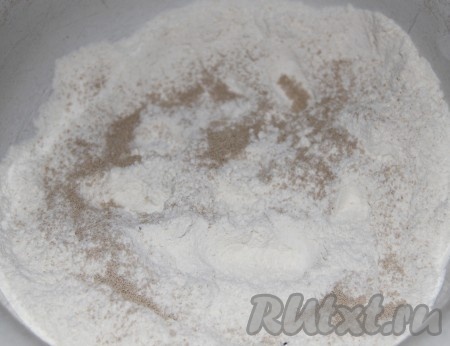 Смешиваем все сухие компоненты для теста: муку, сахар, соль, дрожжи.&nbsp;
