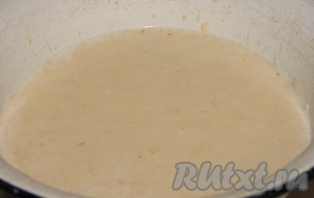 Взбиваем яйца. Добавляем к сухим ингредиентам растительное масло, теплое молоко, взбитые яйца и хорошенько перемешиваем. Оставляем дрожжевое тесто на 45 минут в теплом месте или можно поставить посуду с тестом в теплую воду.
