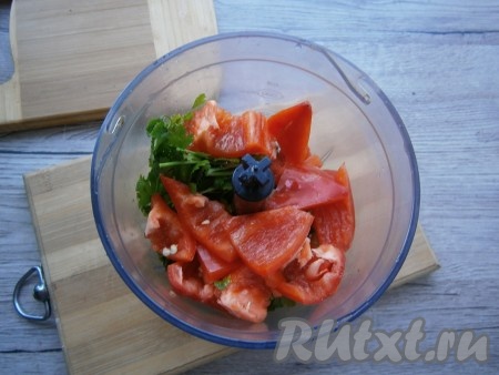 Чеснок очистить, из болгарского перца удалить семена. Петрушку поместить в чашу блендера, добавить нарезанный сладкий болгарский перец, измельчить.
