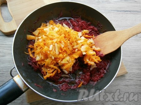 Обжарить морковку, перец и лук на другой сковороде (на оставшемся растительном масле) на среднем огне до мягкости (5-6 минут), иногда помешивая, после чего добавить их к свекле.
