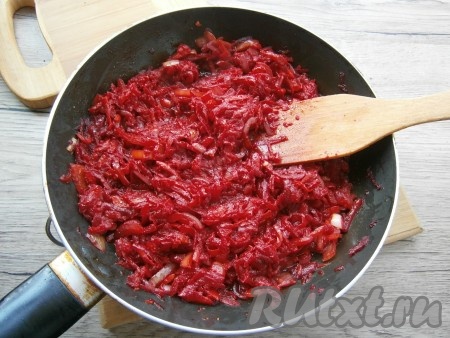 Продолжить жарить свекольную икру на небольшом огне еще минут 5-7.
