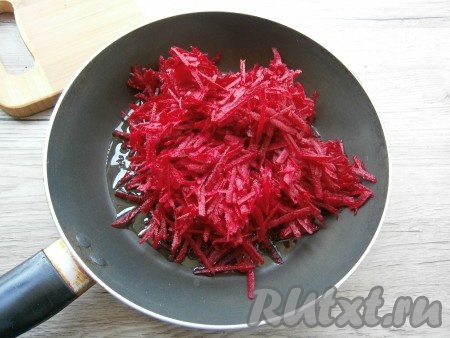 Морковь, свеклу, чеснок и лук очистить, из болгарского перца удалить семена. Свеклу натереть на крупной терке, поместить ее в сковороду, влить половину растительного масла.
