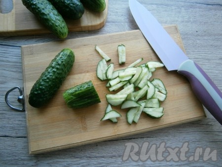 Нарезать огурцы можно брусочками.
