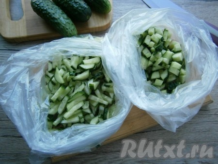 Небольшими партиями (150-200 грамм) сложить нарезанные огурцы в целлофановые пакеты или специальные пакеты для заморозки.
