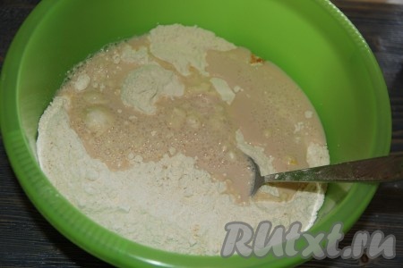 Слегка перемешать и добавить в муку подошедшие дрожжи.