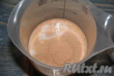 Дрожжи развести в тёплом молоке (температура молока не более 40 градусов) и оставить на 10-15 минут (за это время дрожжи оживут, на их поверхности появится пышная "шапочка").
