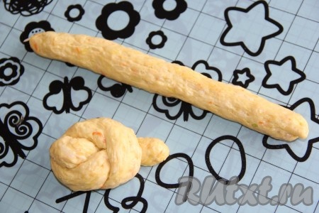 Руки смазать растительным маслом и сформировать булочки любой формы, можно просто кругленькие, я завязала узелки (как на фото). У нас получится 12 капустных булочек.
